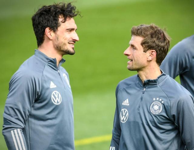 五大联赛直播-逼抢!快攻!勒夫爽抄弗利克作业,穆勒胡梅必打主力